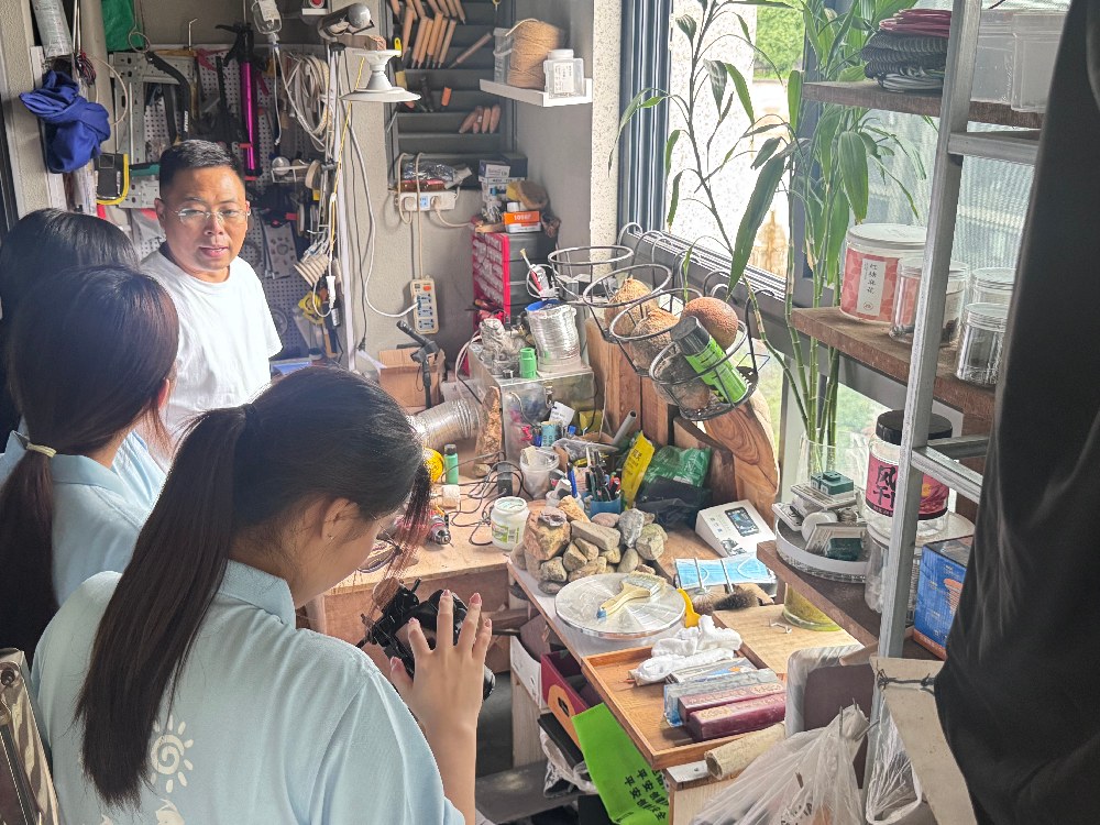 文興賦能鄉村實踐團向陶桂生了解篆刻材料文興賦能鄉村實踐團向陶桂生了解篆刻材料