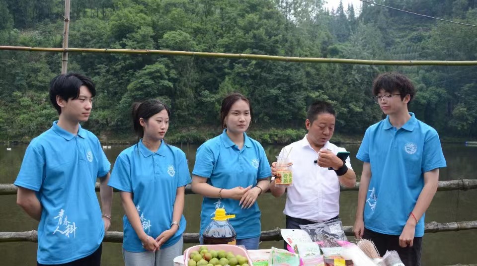 鄉(xiāng)村振興直播行，身行力踐助農(nóng)民