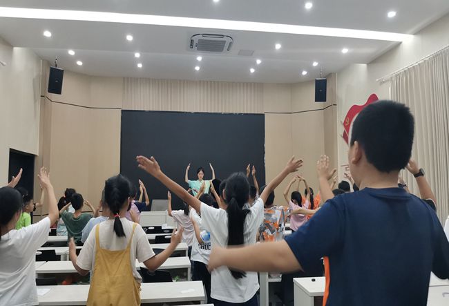 同學(xué)們學(xué)習(xí)《國家》手勢舞