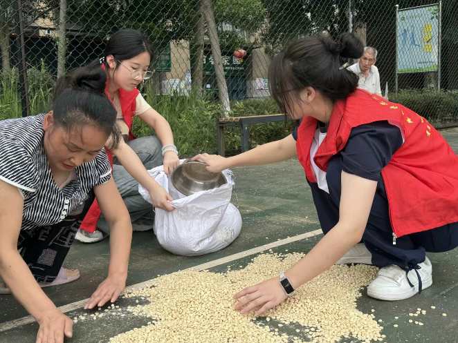 傾心輔導育桃李，奮力收糧惠居民