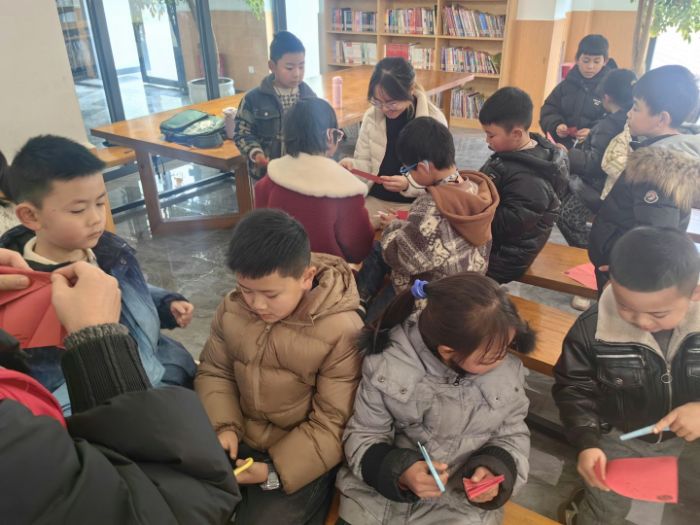 貴州省赫章縣易地扶貧安置點(diǎn)金銀山社區(qū)志愿者  林芷妍