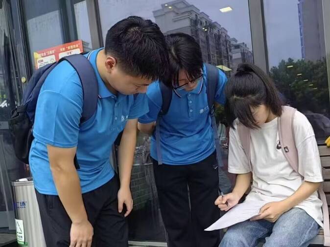 童心相伴，夕陽同輝--巢湖學院數學與大數據學院赴同大鎮“一老一小”教育關愛服務團前往巢湖市萬達廣場開展問卷調查活動
