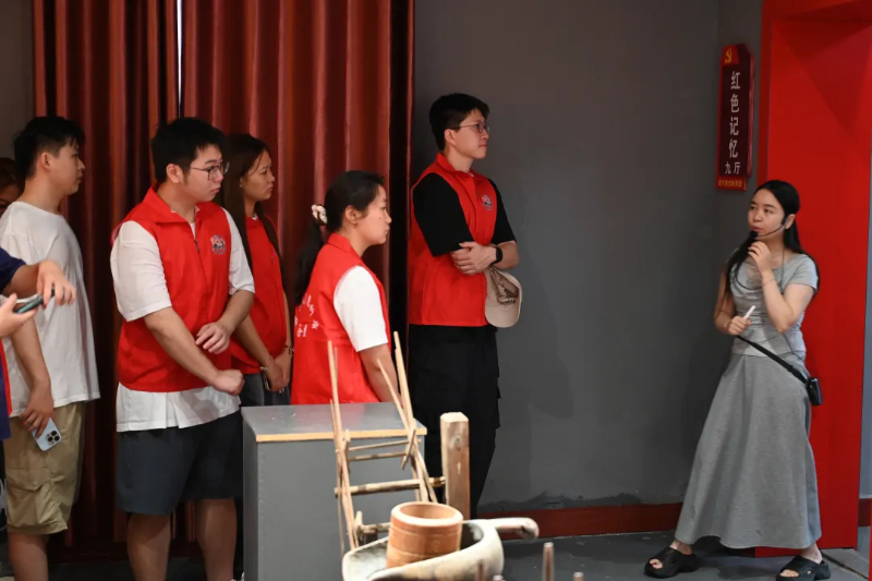 中南林業科技大學低空經濟學院前沿AI智慧科普服務團赴寨市鎮開展紅色文化研學實踐