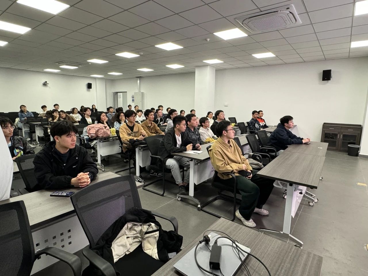 河海大學機器人工程本科生黨支部召開考研經驗分享交流會