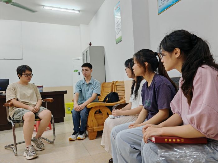 圖為實踐團成員與博白文化館工作人員訪談李欣津攝