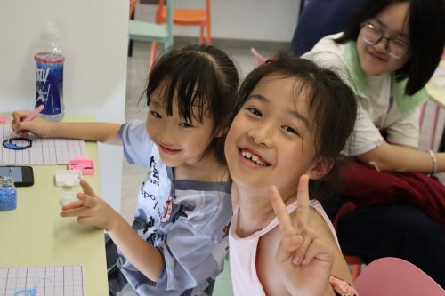 　（圖2：三下鄉團隊帶領孩子們開展手工活動 王思睿攝）