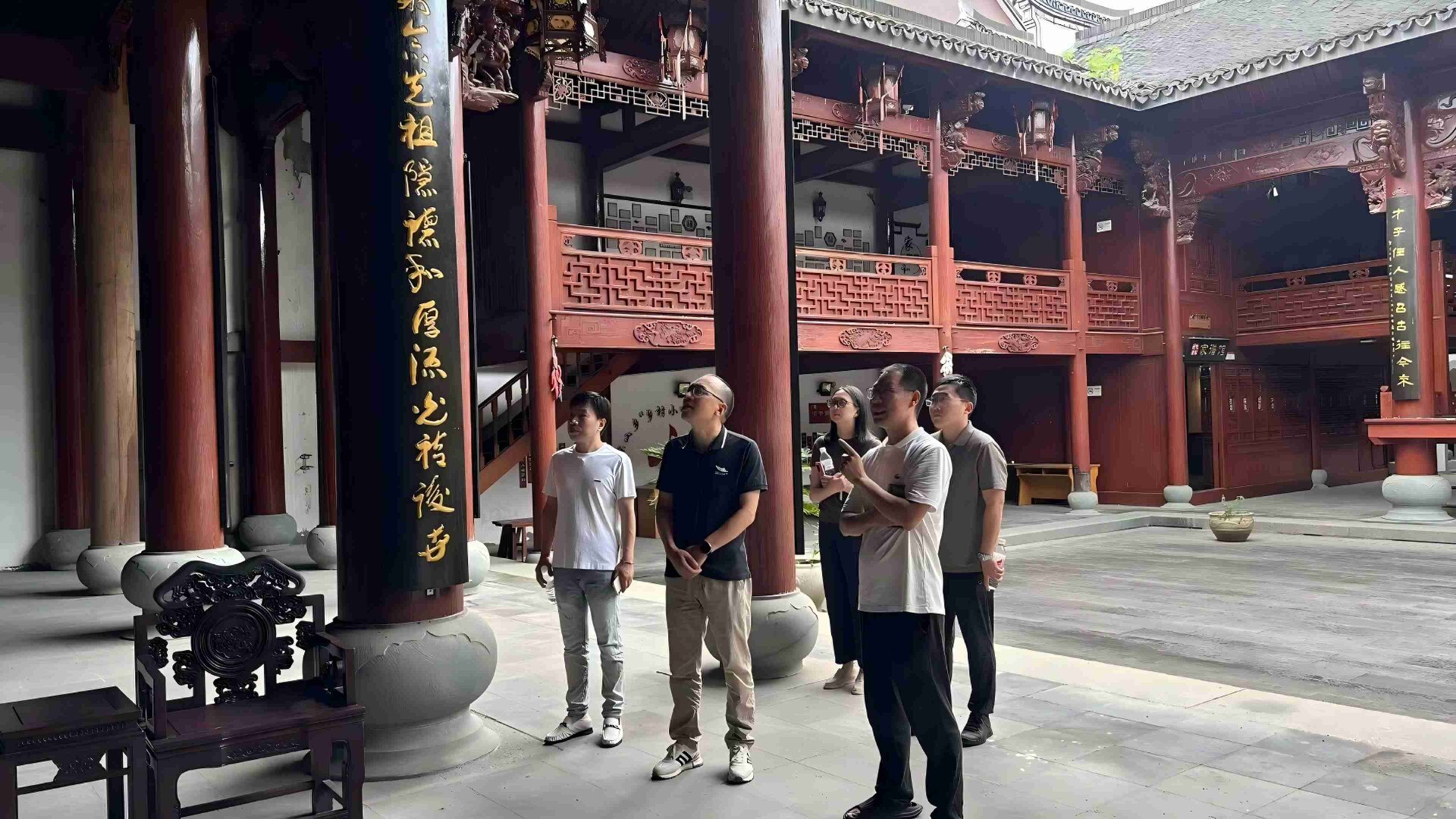 文興賦能鄉村實踐團閱覽村內傳統古建文化陣地實拍素材 