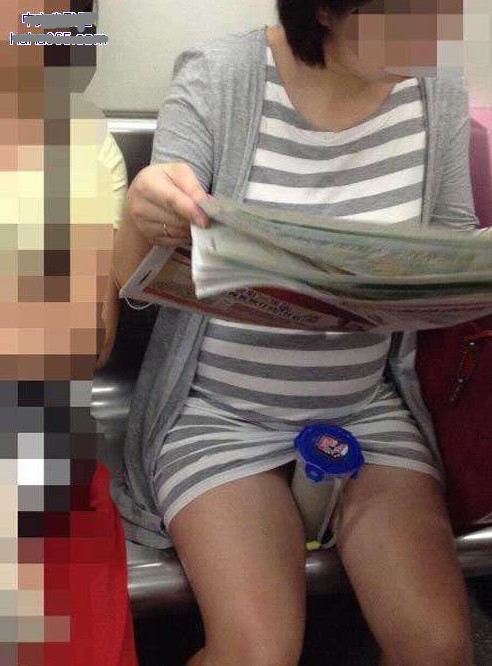坐地鐵時，看見一妹子節操碎了一地