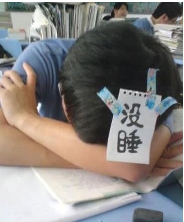 學生在教室里奇葩的睡覺方式