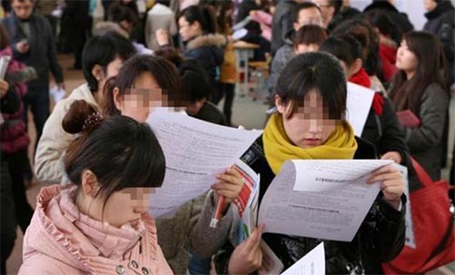 湖北一211女大學(xué)生，畢業(yè)2年卻無法就業(yè)