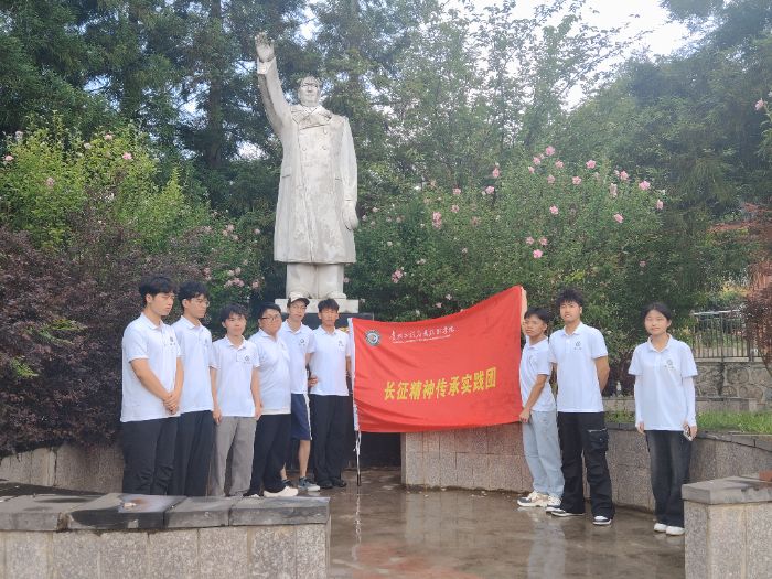 實踐團成員與學校教員相合影留念  陳妙攝