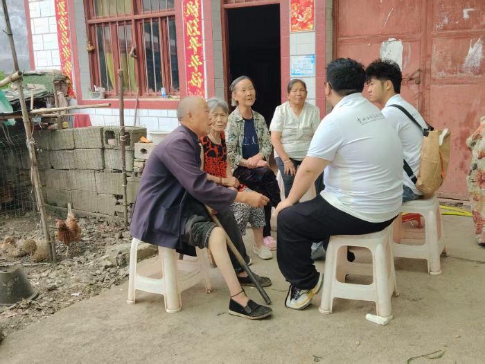 實踐團成員與村內高齡老人座談交流現場 張天照攝