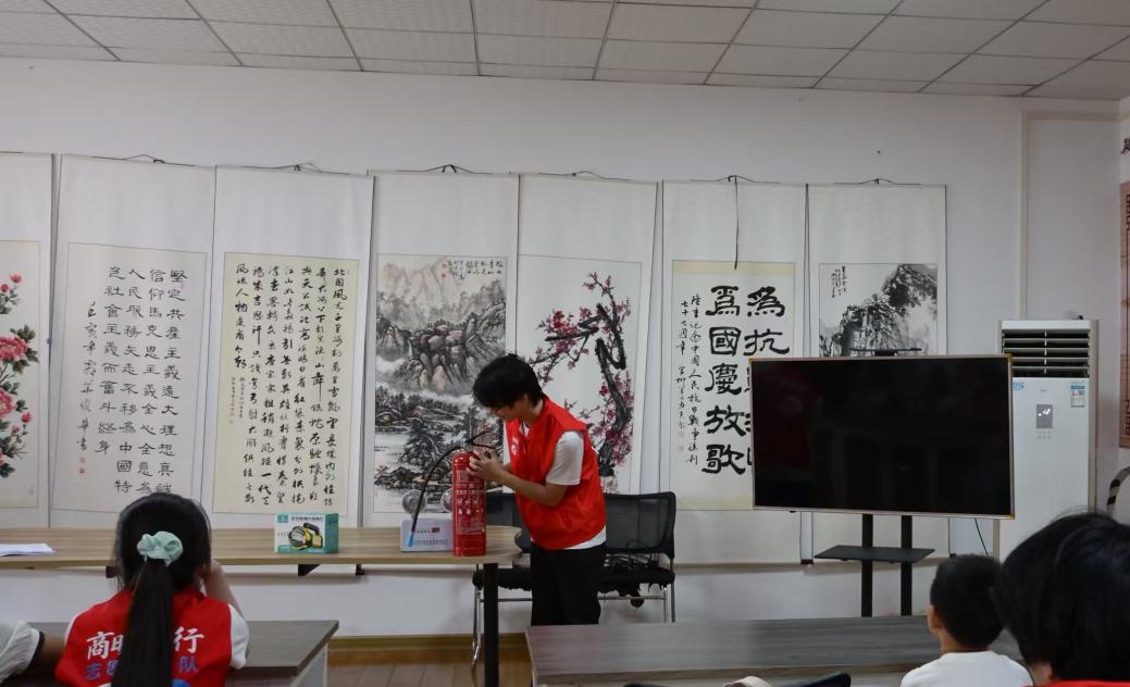 情暖八一 薪火相傳  商暖童行志愿服務隊攜手落駕坪社區開展建軍節擁軍主題活動