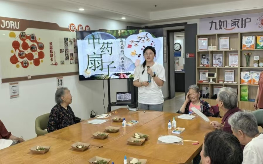 藥香藏雅扇 溫情暖夕陽(yáng)｜山東理工大學(xué)法學(xué)院“銀齡筑夢(mèng)”實(shí)踐團(tuán)開(kāi)展中醫(yī)藥團(tuán)扇敬老公益活動(dòng)
