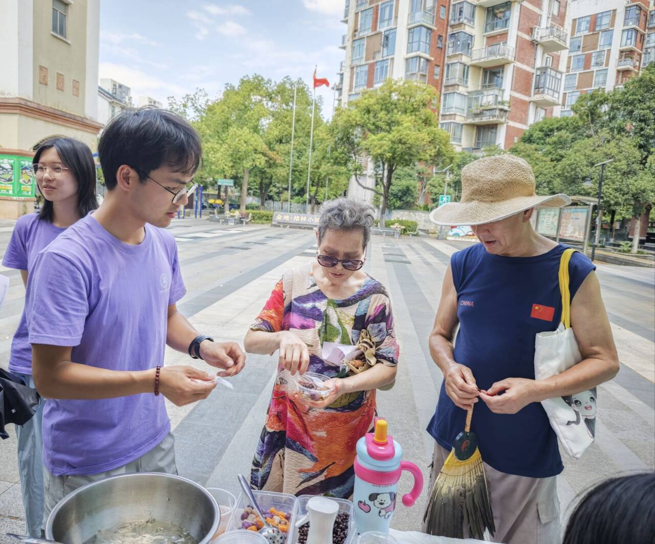 荷風蓮韻啟新知 產學研融促振興——華中農業大學“食品安全與營養中國行”博士團走進湖北華貴大健康產業有限公司參觀研學