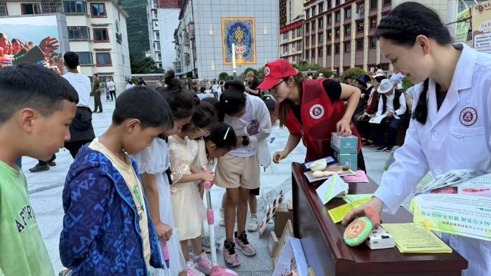 西南醫科大學開展三下鄉實踐活動 文體廣場科普展覽筑牢高原健康防線