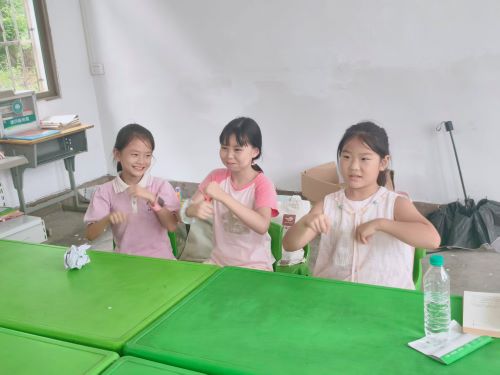 圖為小朋友開心地學習手勢舞
