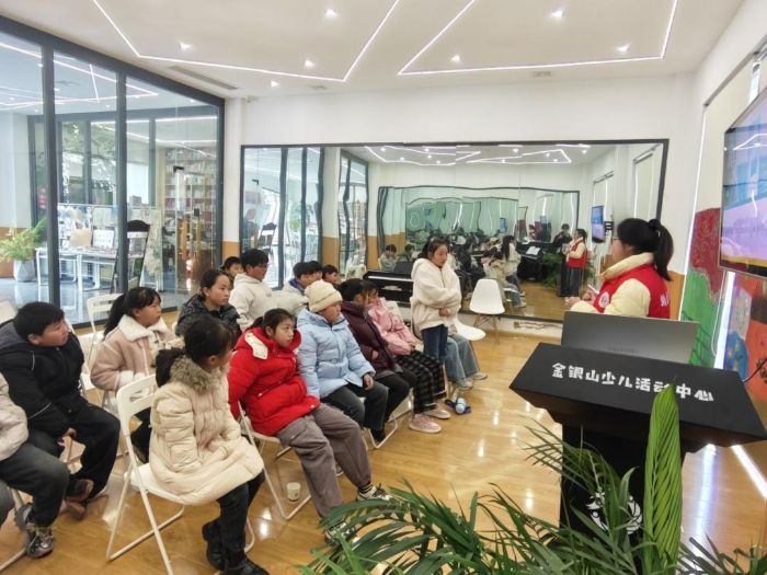 貴州省赫章縣易地扶貧安置點(diǎn)金銀山社區(qū)志愿者 王詩(shī)涵