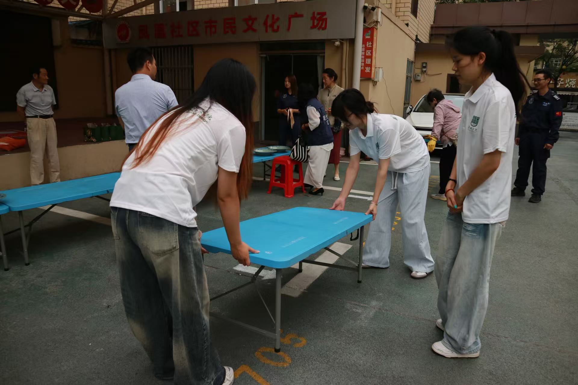 以藝賦能入社區 滁州學院學子開展鳳凰社區綜合基層志愿服務