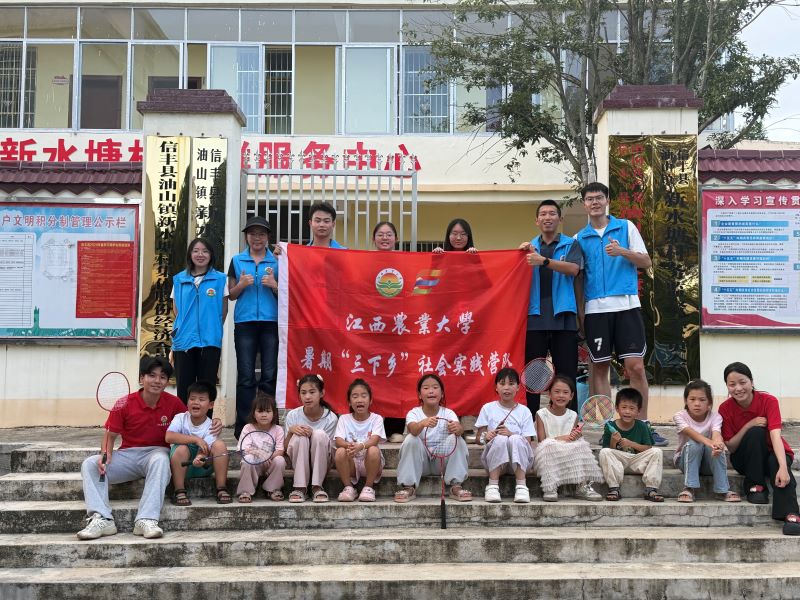 圖為隊員們和小朋友合照