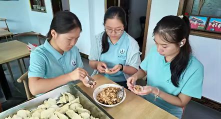 一餐一飯見民生之長(zhǎng)安大學(xué)學(xué)子為石柱村老人包餃子話家常