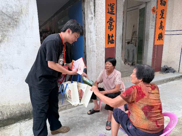 資助下鄉(xiāng)傳惠策 青春助夢(mèng)河?xùn)|鎮(zhèn)