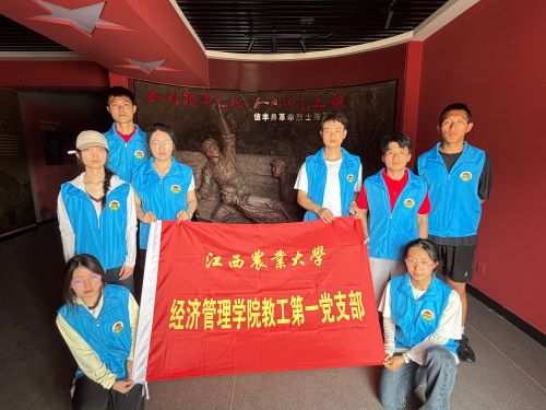 圖為隊員們走進信豐革命烈士陳列館