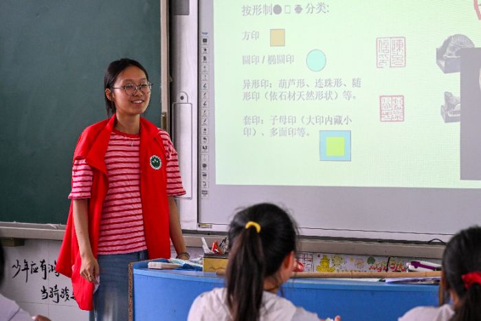 南京財經大學“螢光”支教隊把非遺篆刻帶進六安霍邱縣劉李中學
