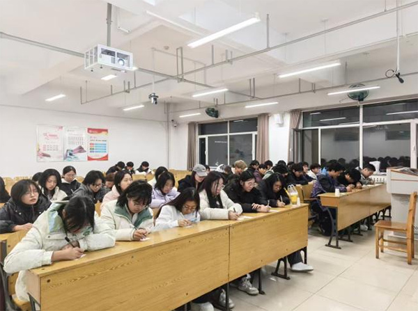 中北大學經濟與管理學院25090341班用“學風能量漂流瓶”趣味互動 點燃班級學習新活力