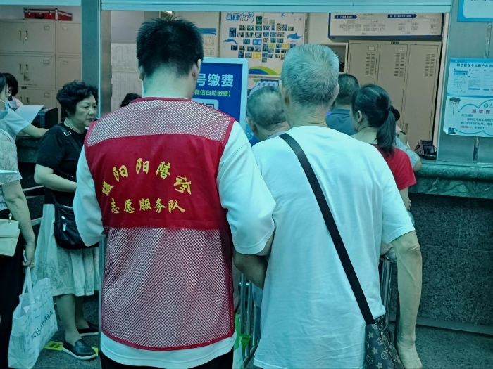 溫情陪診護老者，志愿微光暖醫患