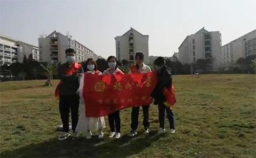 合力打掃綠草地，校園美化我先行