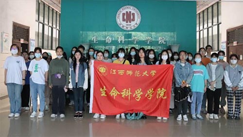 勞動精神落到實，實驗教室展新貌 ——生命科學(xué)學(xué)院“創(chuàng)清潔實驗室，迎文明校園風(fēng)”活動順利