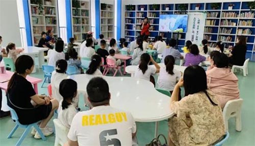 大學生“公益課堂” 點亮孩子多彩暑假